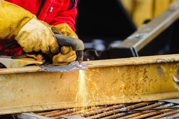 Hombre Haciendo Arte Usando Cortador Metal Primer Plano Del Concepto —  Fotos de Stock