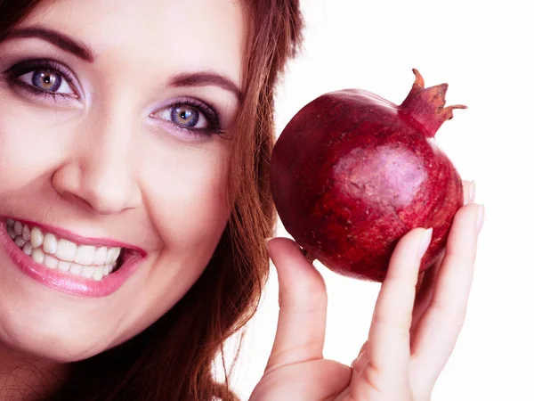 Mulher Menina Morena Alegre Segurando Frutas Romã Nas Mãos Isolado — Fotografia de Stock