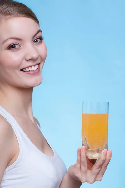 Pitnej Pojęcie Zdrowia Kobieta Trzyma Szklankę Napoju Smaku Pomarańczowym Łapka — Zdjęcie stockowe