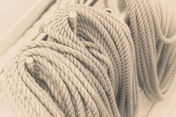 老式港湾码头船帆缆绳 游艇的细节和物体概念 — 图库照片