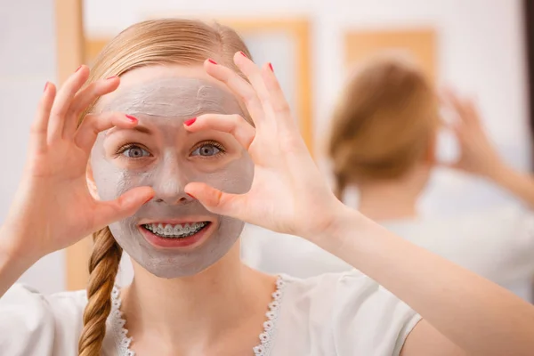 Soins Peau Jeune Femme Positive Avec Masque Boue Argile Grise — Photo