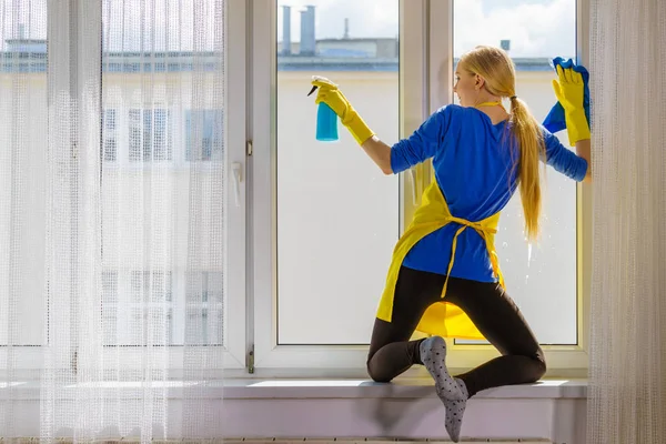 Mujer Joven Guantes Amarillos Limpiando Cristal Ventana Casa Con Trapo —  Fotos de Stock