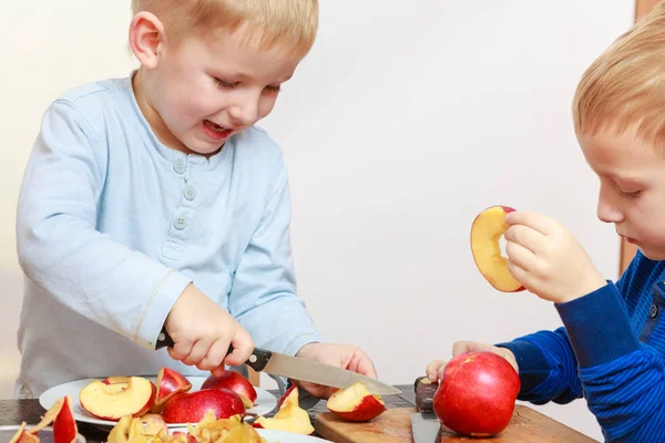 料理コンセプトの若者 子供のための健康的な食事 リンゴを剥離 それを食べて 二人の少年 — ストック写真