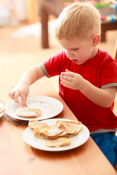 Morgonrutin Familjen Hälsosam Kost För Barn Koncept Liten Pojke Inför — Stockfoto