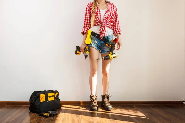 Woman Wearing Protective Workwear Using Drill Girl Working Flat Remodeling — Stock Photo, Image