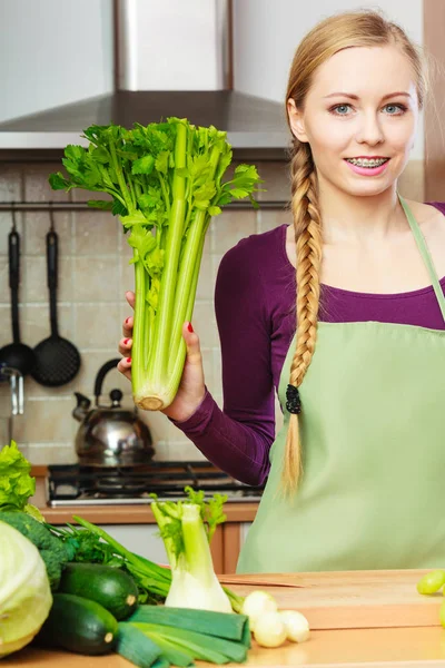 Kobieta Kuchni Trzyma Zielony Świeży Seler Młoda Gospodyni Domowa Zdrowe — Zdjęcie stockowe