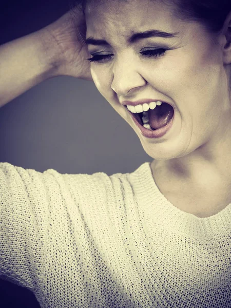 不幸の女性は叫び 痛みで叫んで 否定的な人間の顔の表情 ジェスチャーの概念 — ストック写真