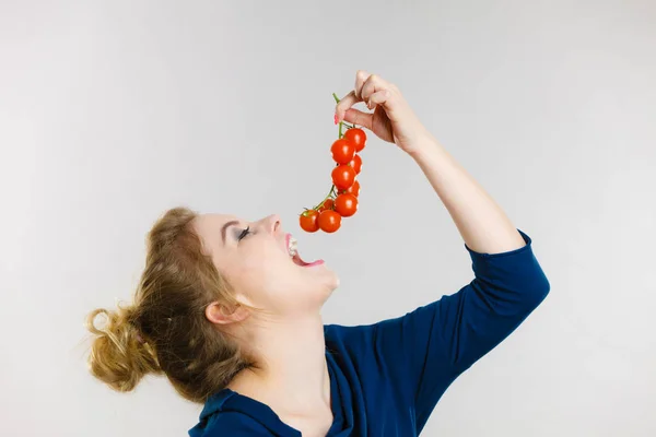 Concepto Verduras Alimentos Ecológicos Feliz Mujer Sonriente Positiva Sosteniendo Tomates — Foto de Stock