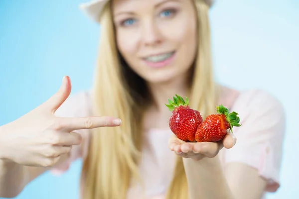 Young Woman Showing Fresh Strawberries Fruits Blue Healthy Meal — Stock Photo, Image