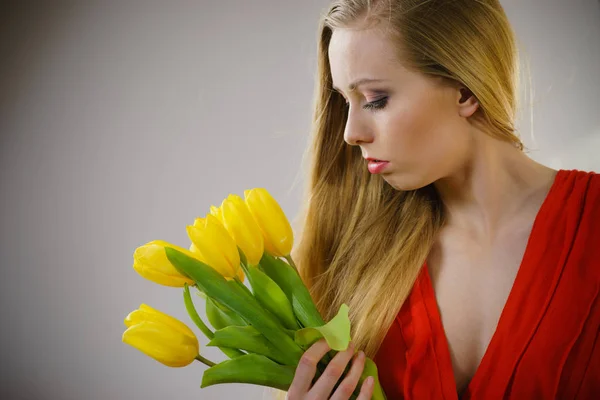 Mooie Jonge Vrouw Lang Blond Haar Met Gele Tulpen — Stockfoto