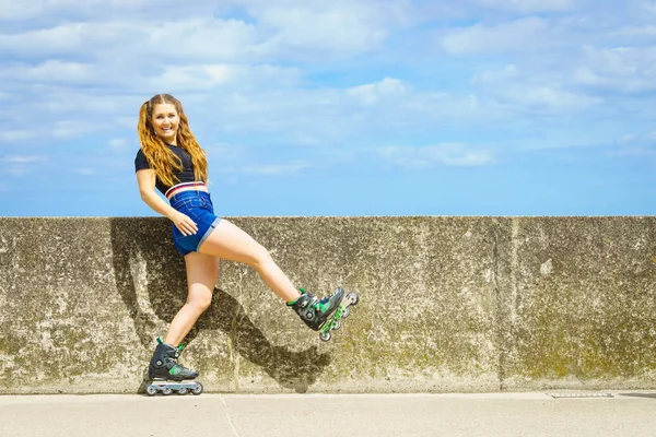 Mujer Joven Con Patines Aire Libre Chica Forma Moda Divirtiéndose — Foto de Stock