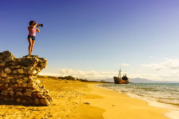 Vacaciones Turísticas Viajes Mujer Turista Playa Tomando Fotos Con Cámara — Foto de Stock