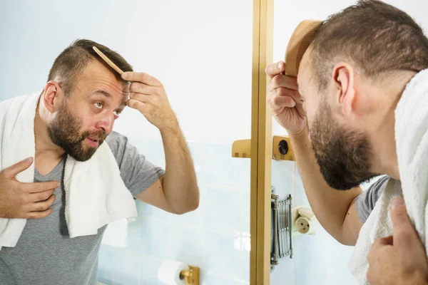 Hombre Adulto Parado Frente Espejo Del Baño Cepillándose Pelo Corto — Foto de Stock