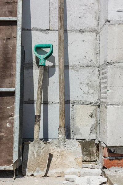 Pelle Recouverte Poussière Béton Debout Sur Chantier Industriel — Photo