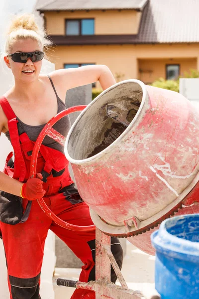 Trabalhadora Mulher Forte Que Trabalha Com Máquina Misturadora Cimento Concreto — Fotografia de Stock