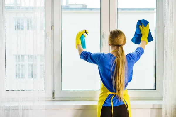 Sarı Eldivenli Genç Bir Kadın Pencereyi Temizliyor Paçavra Sprey Deterjanıyla — Stok fotoğraf