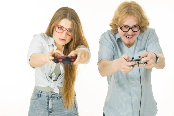 Πολύ Συναισθηματικό Ζευγάρι Που Απολαμβάνει Ελεύθερο Χρόνο Παίζοντας Βιντεοπαιχνίδια Μαζί — Φωτογραφία Αρχείου