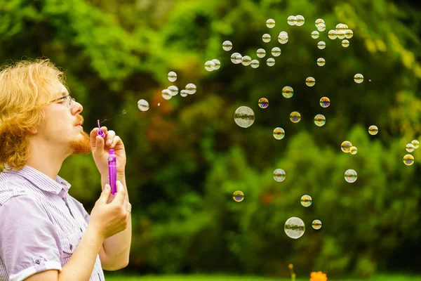 Glad Ung Vuxen Man Blåser Såpbubblor Naturen Grön Våren Park — Stockfoto