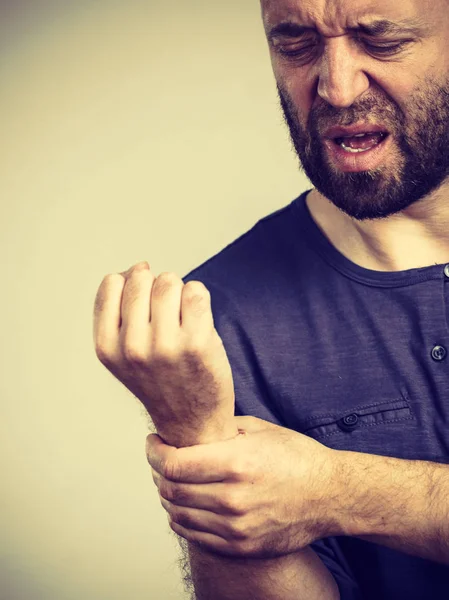 Homem Sentindo Dor Pulso Com Lesão Nas Articulações Braço Mão — Fotografia de Stock