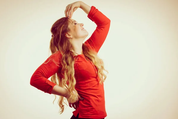 女性ファッションモデルのポーズ 長い袖の赤いトップを身に着けている茶色の髪を持つ美しい魅力的な女性 — ストック写真