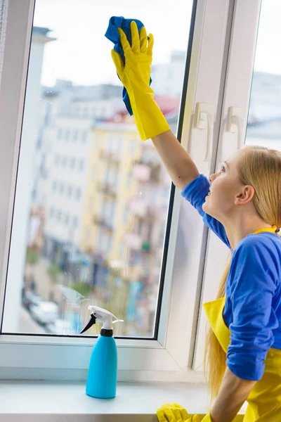 Mujer Joven Guantes Amarillos Limpiando Cristal Ventana Casa Con Trapo — Foto de Stock