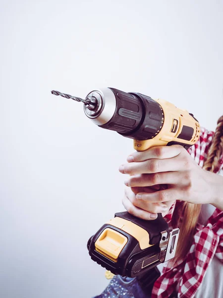 Eine Unkenntliche Frau Mit Einer Gelben Bohrmaschine Die Gerade Dabei — Stockfoto