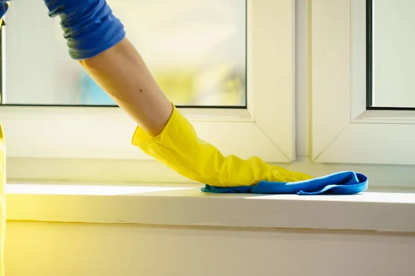 Mujer Irreconocible Limpiando Alféizar Ventana Usando Tela Azul Detergente Concepto —  Fotos de Stock