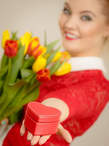 Femme Tenant Bouquet Fleurs Tulipes Boîte Cadeau Forme Coeur Journée — Photo