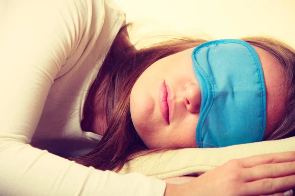 睡眠機器の概念 青い目のマスクで寝ているブルネットの女性の肖像画 スタジオショットオンベージュの背景 — ストック写真