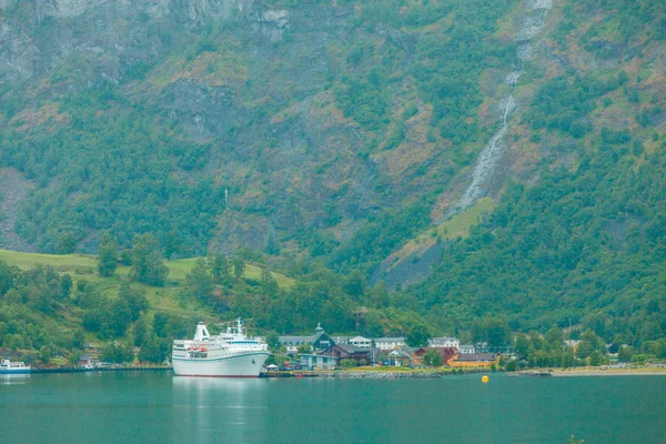 Toerisme Vakantie Reizen Bergen Landschap Groot Cruiseschip Fjord Sognefjord Flam — Stockfoto