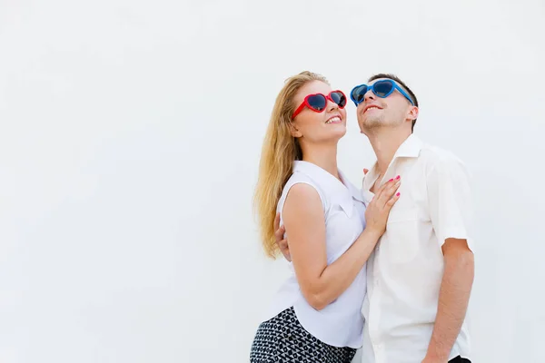 感情目标 有趣的配件概念 戴着心形太阳镜的男人和女人看上去很快乐 — 图库照片