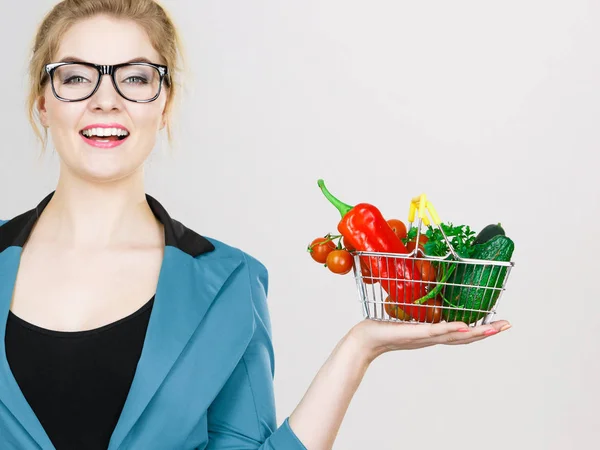 Потерять Вес Покупать Здоровую Пищу Вегетарианские Продукты Позитивная Деловая Женщина — стоковое фото