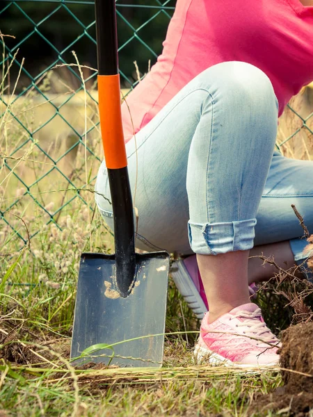 人工园丁用铲子在泥土上挖洞 外面的院子里干活 — 图库照片
