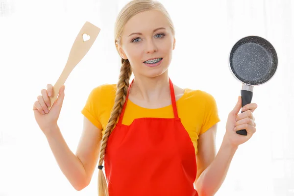 Gelukkig Vrolijke Jonge Vrouw Dragen Schort Met Kleine Kookpan Houten — Stockfoto