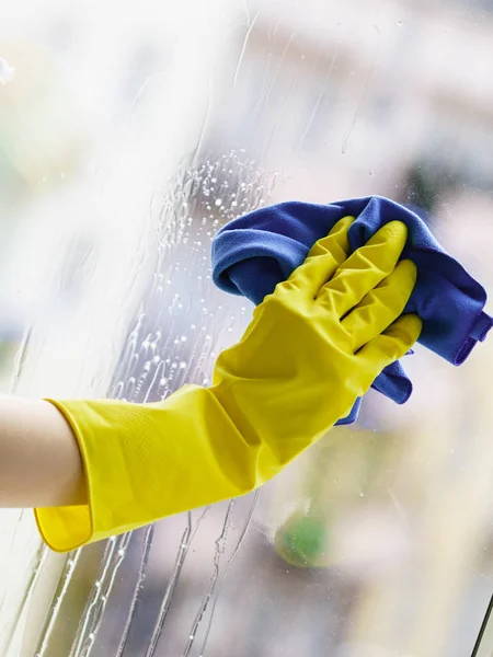 Weibliche Hand Gelben Handschuhen Putzt Fensterscheibe Mit Lappen Und Sprühwaschmittel — Stockfoto