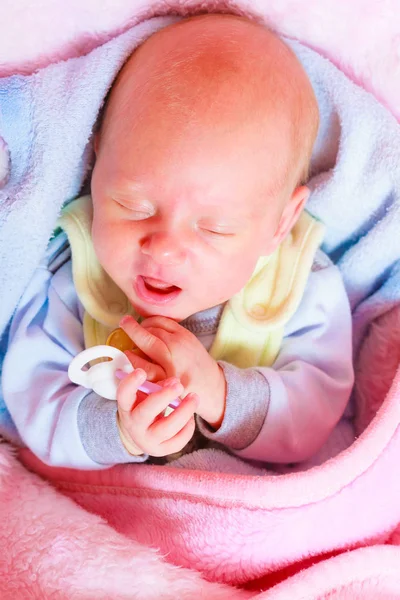 幼児のケア 子供時代の概念の美しさ 毛布に包まれたベッドの中で静かに眠る新生児 — ストック写真