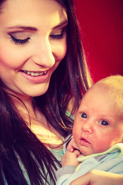 Belleza Paternidad Concepto Amor Maternal Madre Sosteniendo Pequeño Bebé Recién —  Fotos de Stock