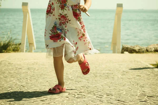 Concepto Despreocupación Infantil Niña Vistiendo Vestido Corriendo Afuera Agua Mar —  Fotos de Stock