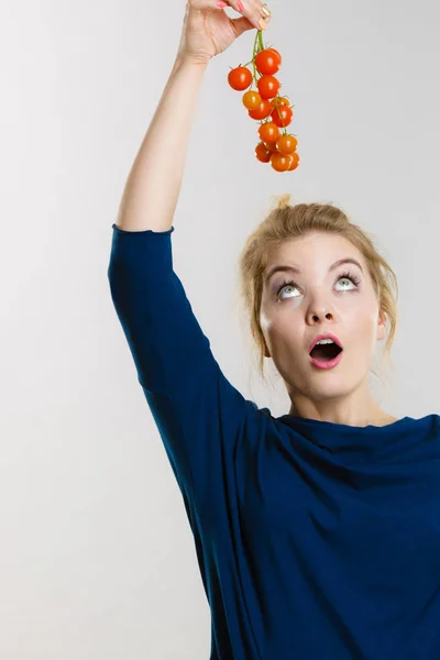 Concepto Verduras Alimentos Ecológicos Feliz Mujer Sonriente Positiva Sosteniendo Tomates — Foto de Stock