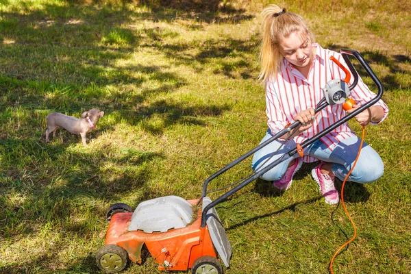 Ogrodnictwo Dbanie Podwórko Koncepcja Rolnicza Kobieta Koszenie Zielonego Trawnika Kosiarką — Zdjęcie stockowe