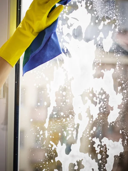 Mão Feminina Luvas Amarelas Vidros Limpeza Com Pano Spray Detergente — Fotografia de Stock