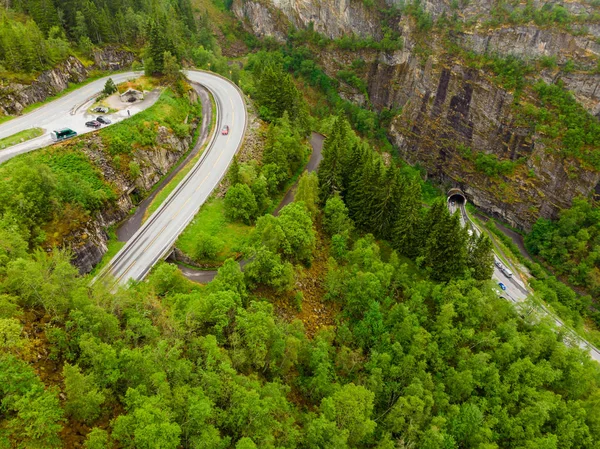 空中风景 位于挪威马博达伦谷地的绿色夏季山区 有隧道的新旧公路 国家旅游Hardanger Vidda路线 — 图库照片