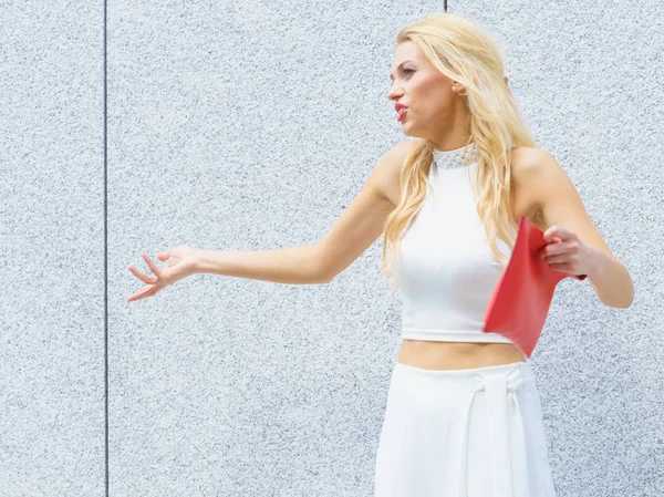 カジュアルでエレガントな衣装の白いクロップトップを身に着けているグラマラスな女性ファッションモデル 赤いハンドバッグを保持ブロンドの女性 — ストック写真