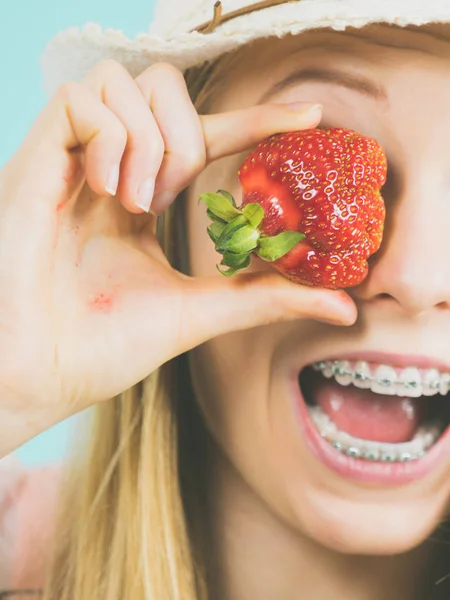 Mulher Positiva Jovem Que Joga Com Frutos Morangos Frescos Azul — Fotografia de Stock