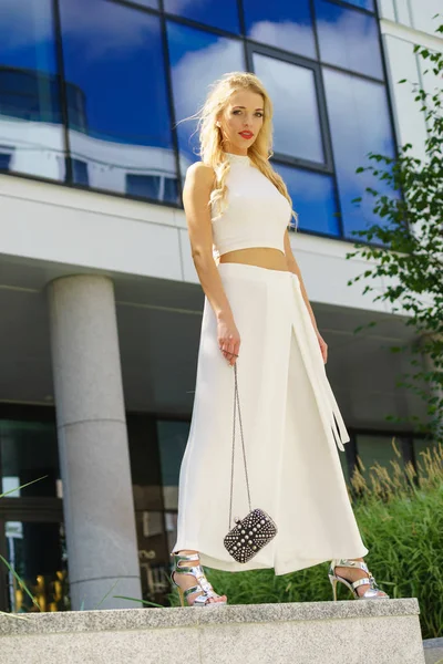 トレンディーな都市の服を提示エレガントなファッショナブルな女性 白い作物の上とズボンのキュロット — ストック写真