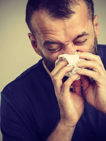 Homem Com Gripe Espirrar Para Tecido Higiénico Tipo Doente Alérgico — Fotografia de Stock