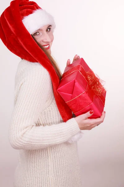漂亮的女人戴着印有红丝带的大礼品盒的圣诞老人帽 圣诞节 冬天和人的概念 — 图库照片