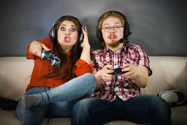 Пара Насолоджується Дозвіллям Граючи Відеоігри Разом Чоловік Жінка Емоційно Грою — стокове фото