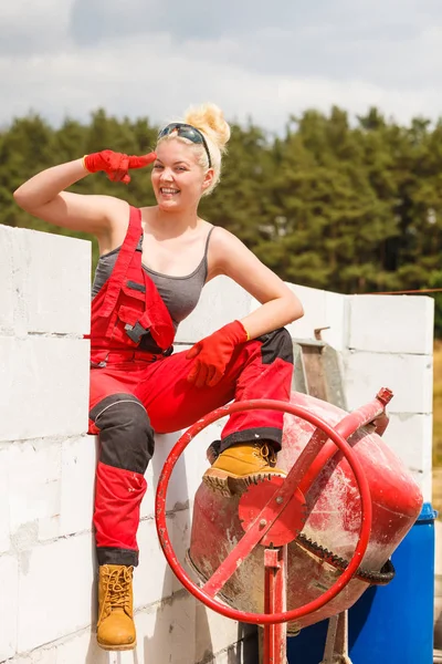 Sterke Vrouw Werknemer Werken Met Rode Beton Cement Mixer Machine — Stockfoto