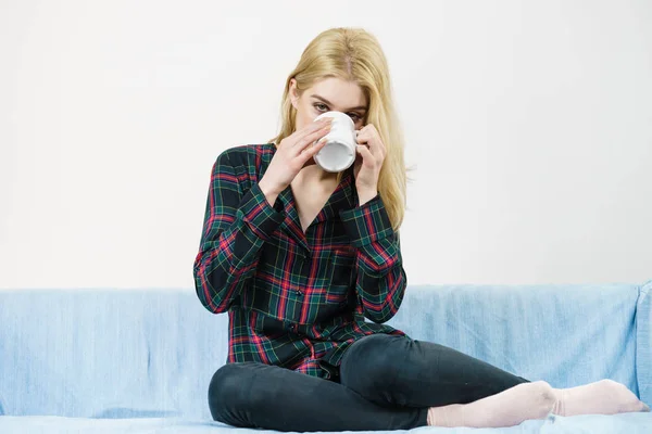 Joven Adulta Adolescente Disfrutando Tiempo Libre Bebiendo Café Taza — Foto de Stock